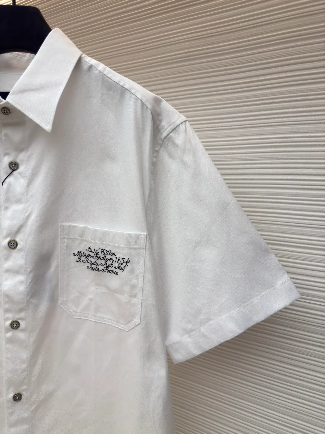 LOUIS VUITTON Mount Fuji embroidered short-sleeved shirt ●Authentic product: purchased and developed by 9150 ●Item number: 1680104-A75 ●Material: cotton fabric ●Technology: embroidery production ●Version: fitted version ●Weight: about 315 grams ●Size: Creative collaborations for the 2025 autumn and winter shows. A retro handwritten logo resides on the chest pocket, while the Mount Fuji and cherry blossom patterns on the back represent the iconic elements of Nigo's hometown. The overall wiring is straight and delicate, the fabric is comfortable and soft, and the color is consistent without color difference. It can be matched with the same style to create a fashionable look and control various occasions. Customized accessories, complete with three standards, same style for men and women!